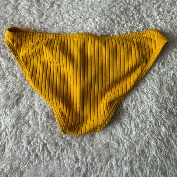 Yellow bikini top and bottom - Picture 4 of 4